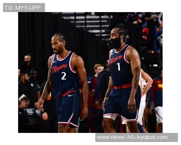 快船赢球海报曝光小卡笑容灿烂哈登背影引发球迷热议